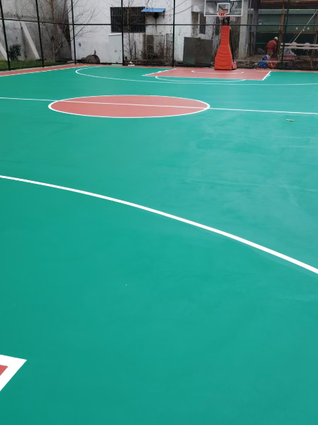 富宁 球场长期使用易出现地面开裂